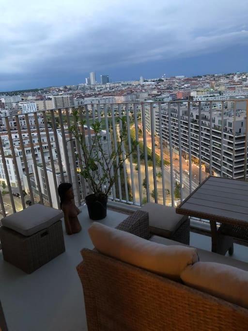 Stunning View Over In City Center Apartment Wien